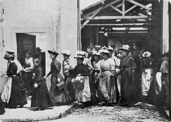 Workers leaving the Lumière factory